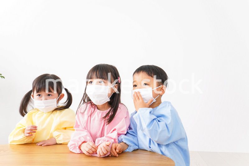 マスクをつけた子どもたち