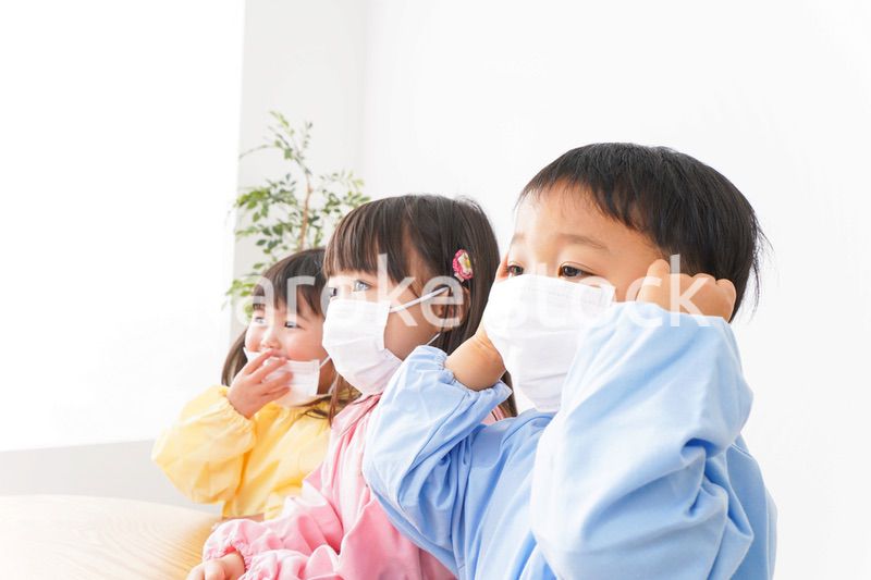 マスクをつけた子どもたち