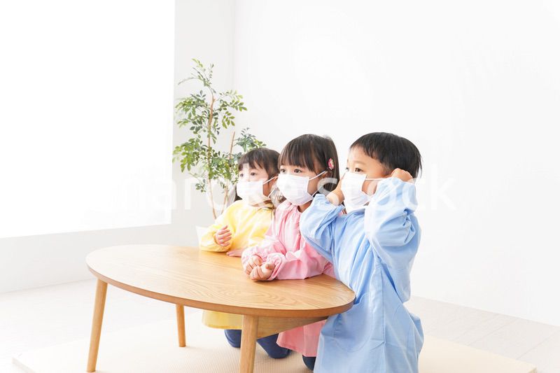 マスクをつけた子どもたち