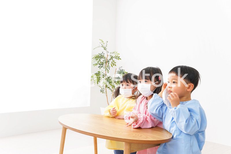 マスクをつけた子どもたち