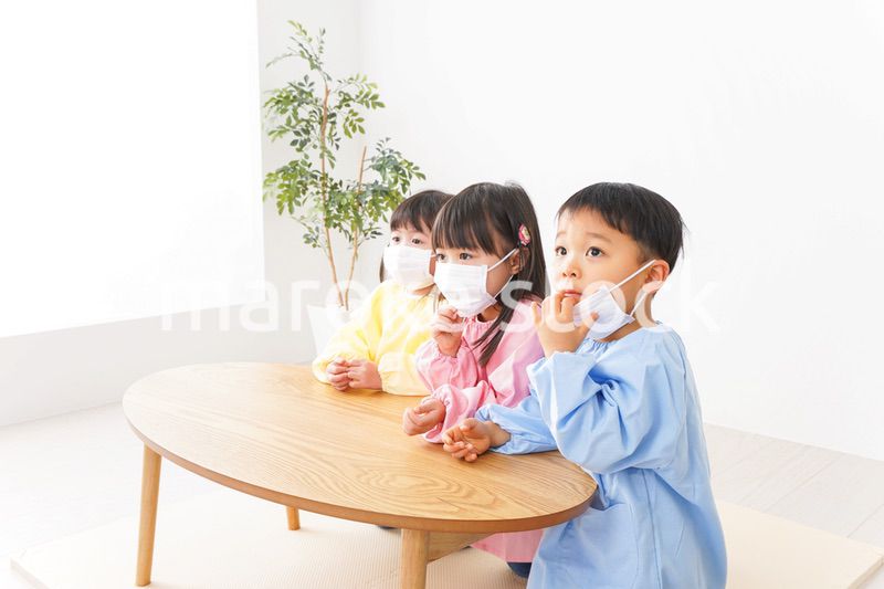 マスクをつけた子どもたち