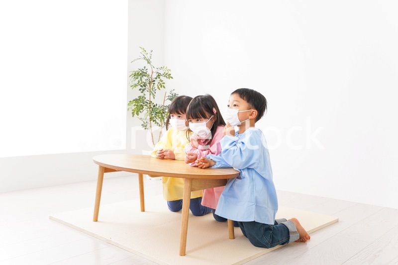 マスクをつけた子どもたち
