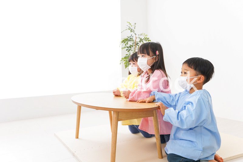 マスクをつけた子どもたち