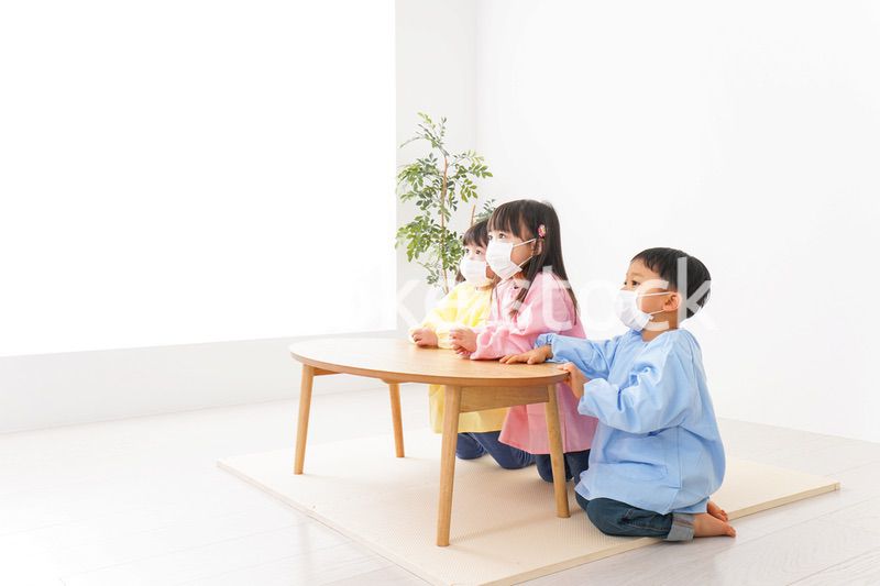 マスクをつけた子どもたち