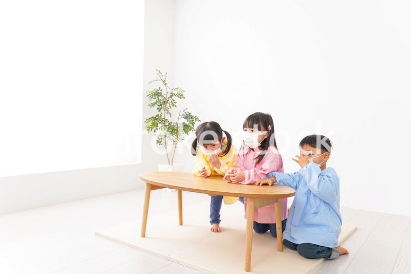 マスクをつけた子どもたち