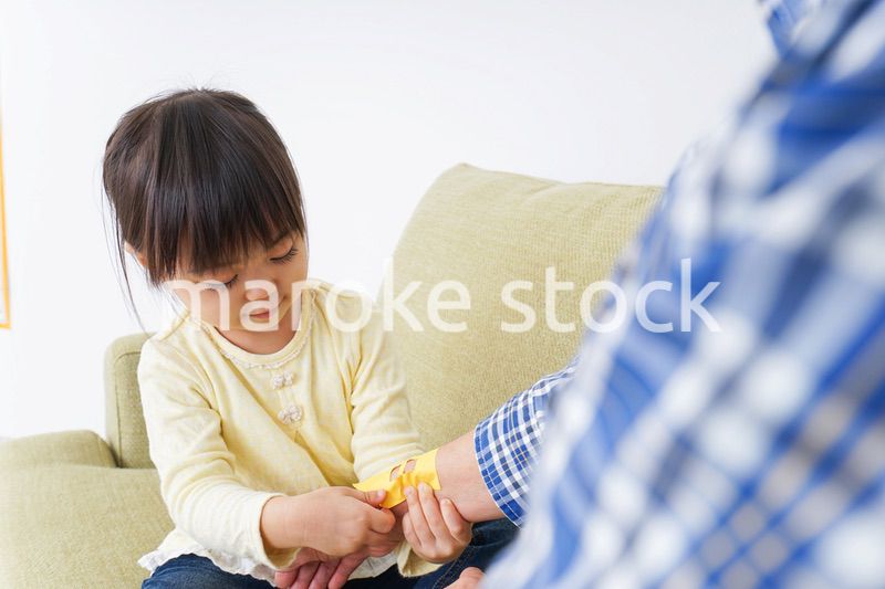 おばあちゃんと遊ぶ子供