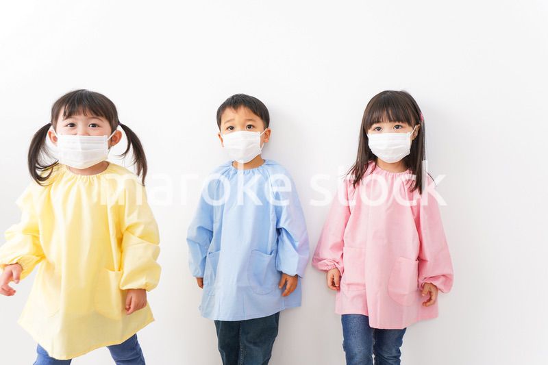 マスクをつけた子どもたち