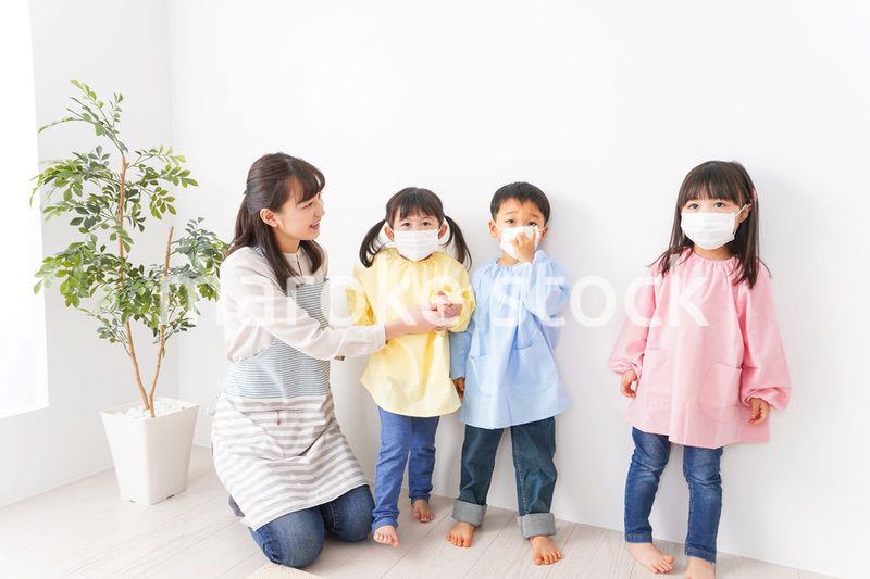 保育士と子どもたち