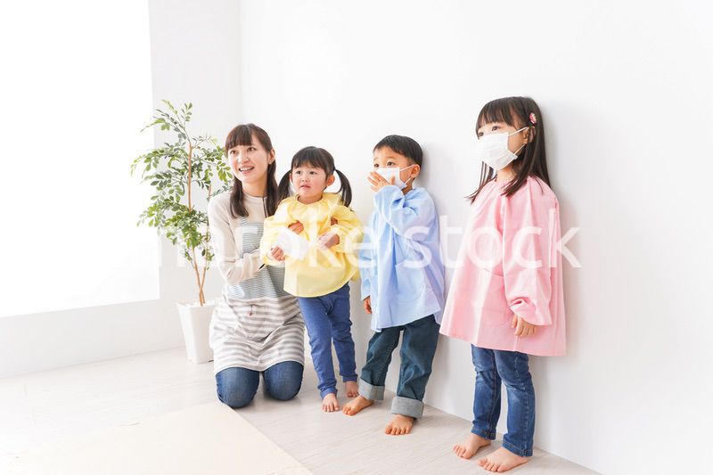 保育士と子どもたち