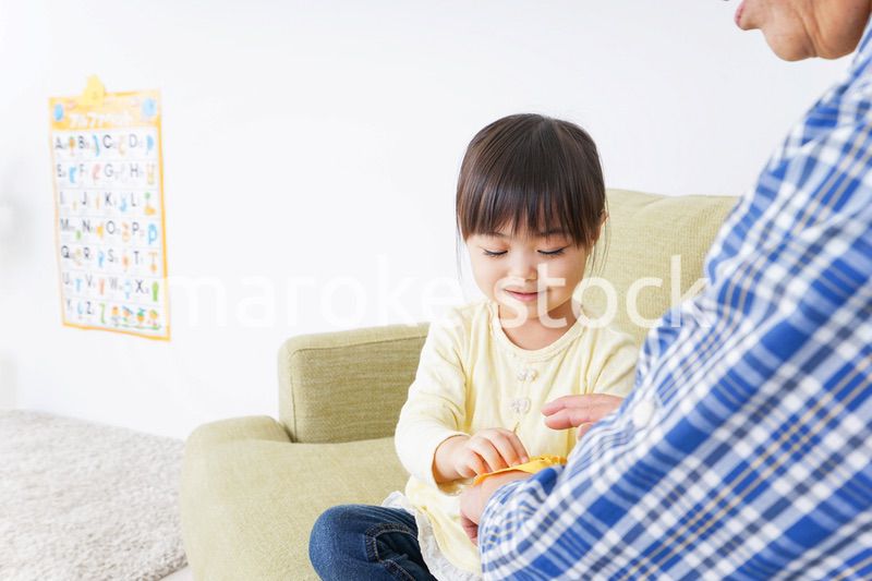おばあちゃんと遊ぶ子供