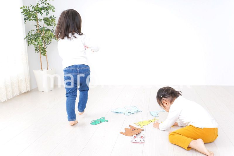 室内で遊ぶ二人の子供