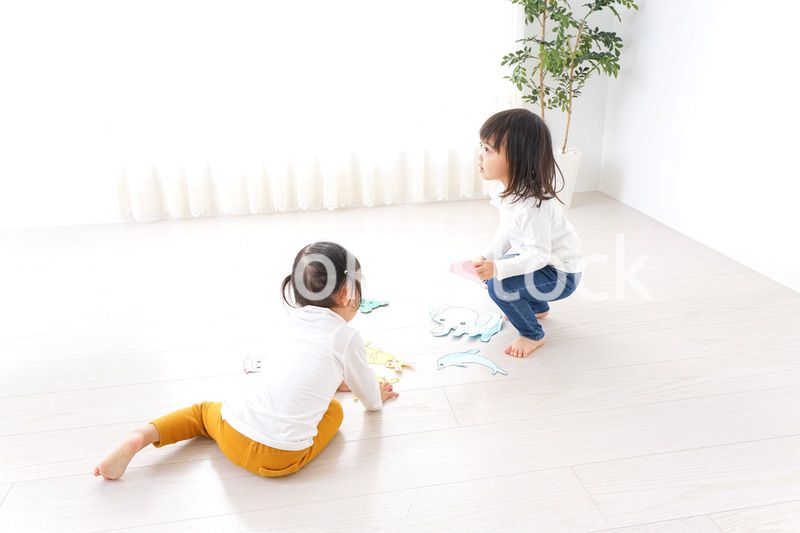 室内で遊ぶ二人の子供