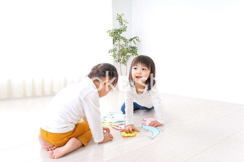 室内で遊ぶ二人の子供