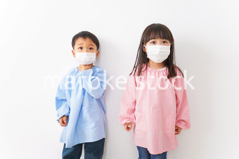 仲良しの女の子と男の子