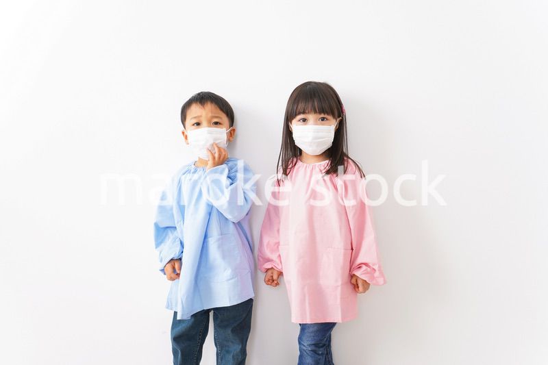 仲良しの女の子と男の子