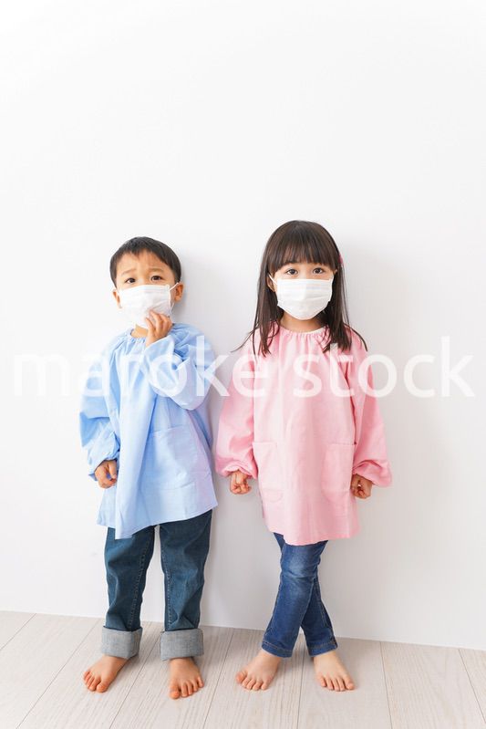 仲良しの女の子と男の子