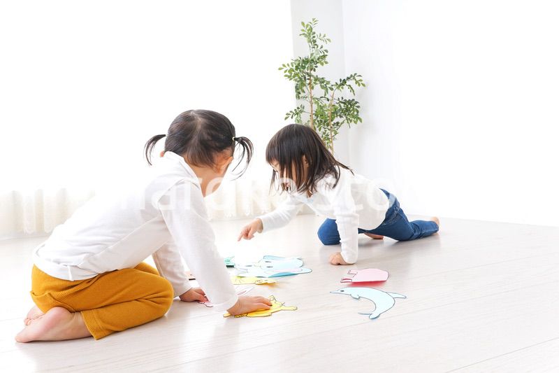 室内で遊ぶ二人の子供