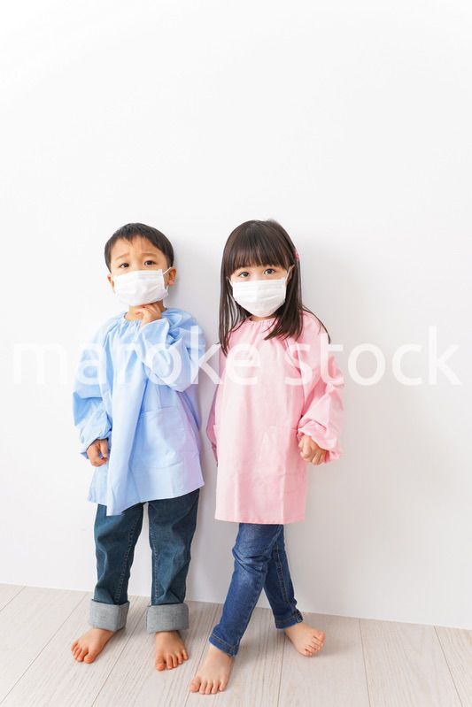 仲良しの女の子と男の子