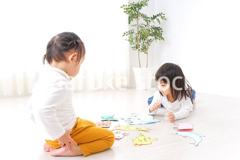 室内で遊ぶ二人の子供