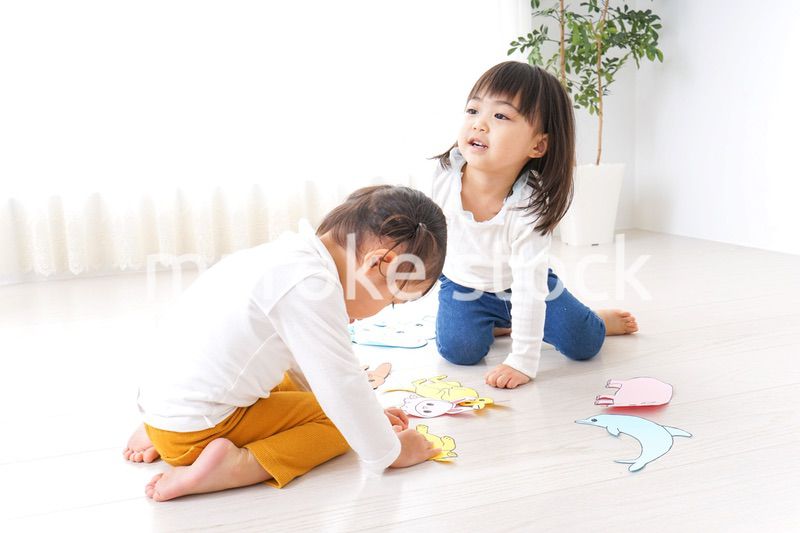 室内で遊ぶ二人の子供