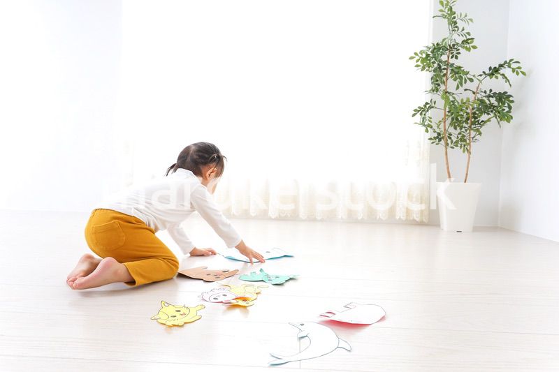 室内で遊ぶ二人の子供