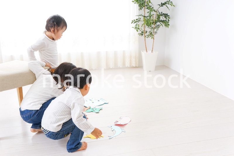 保育園で遊ぶ子供たち