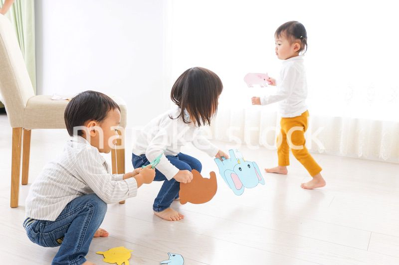 保育園で遊ぶ子供たち