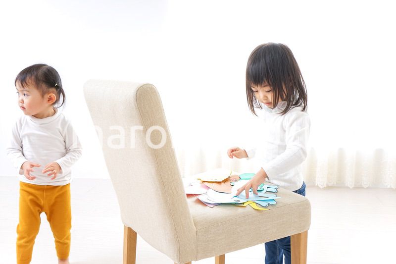 室内で遊ぶ二人の子供