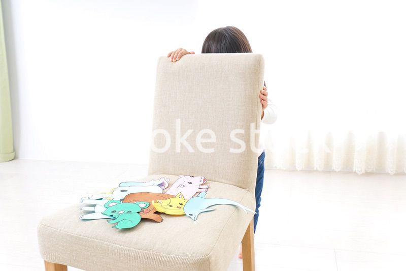 室内で遊ぶ二人の子供