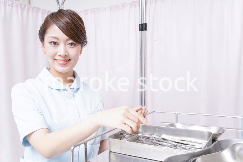 病院に勤務する医師と看護師