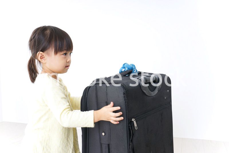 スーツケースを運ぶ子供