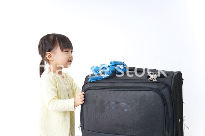 スーツケースを運ぶ子供