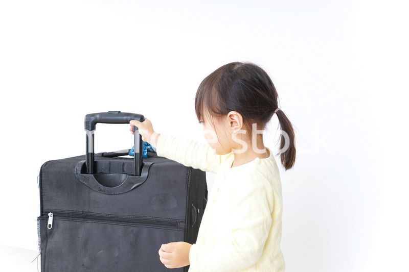 スーツケースを運ぶ子供