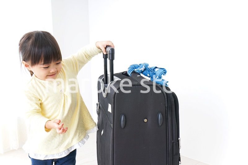 スーツケースを運ぶ子供