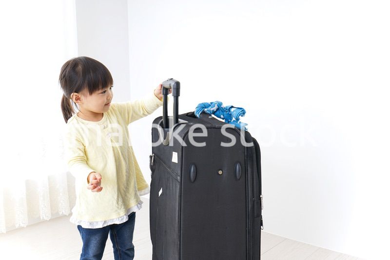スーツケースを運ぶ子供