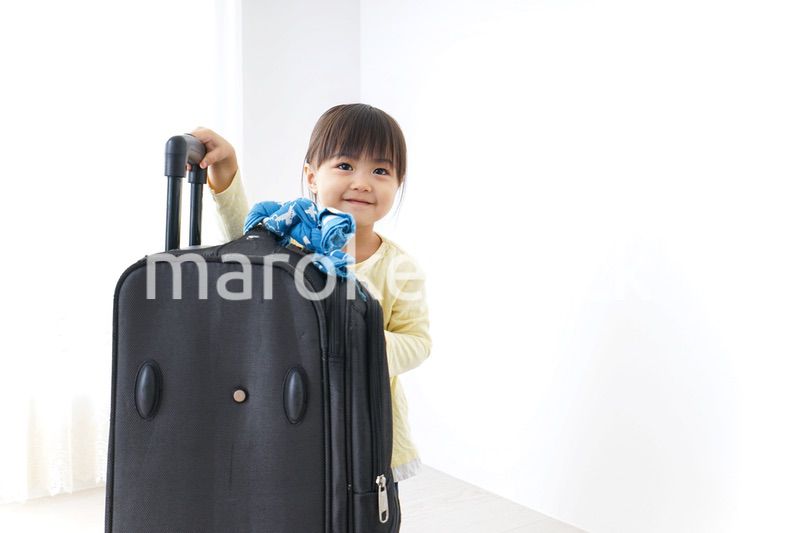 スーツケースを運ぶ子供