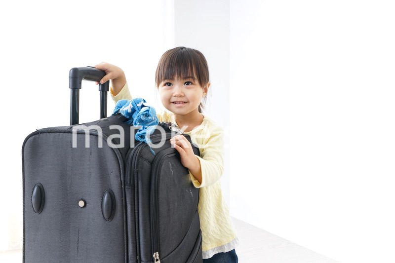 スーツケースを運ぶ子供
