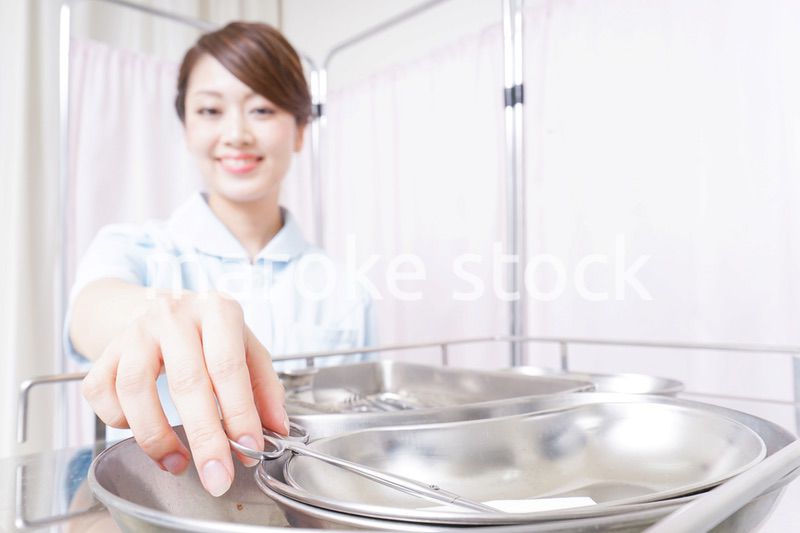 病院に勤務する医師と看護師