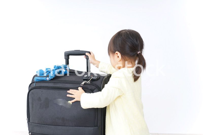 スーツケースを運ぶ子供