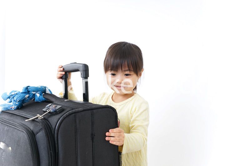 スーツケースを運ぶ子供