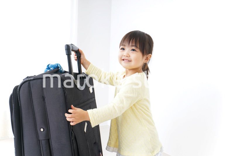 スーツケースを運ぶ子供