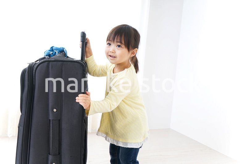 スーツケースを運ぶ子供