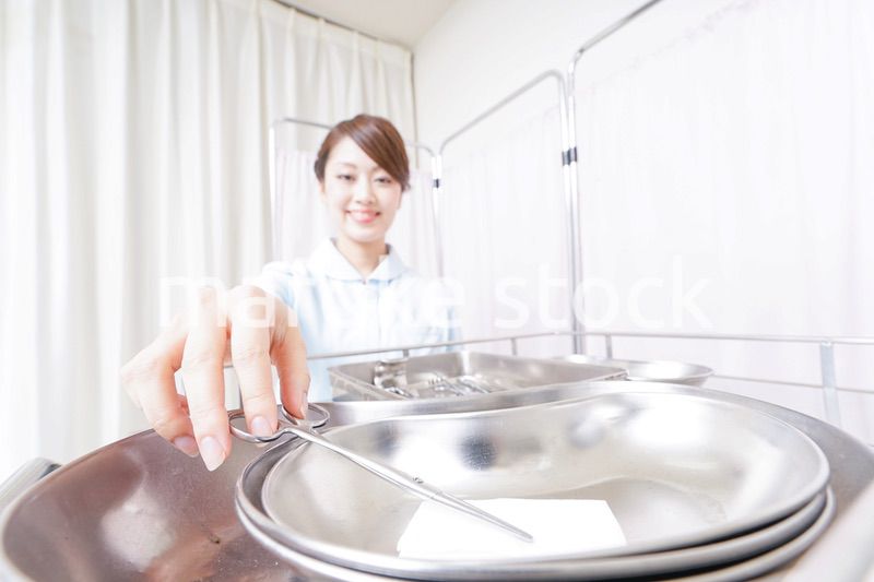 病院に勤務する医師と看護師