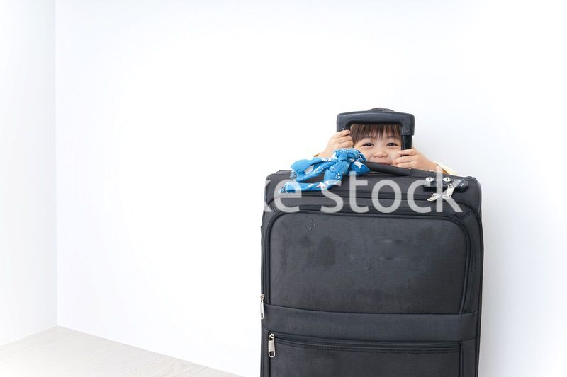 スーツケースを運ぶ子供