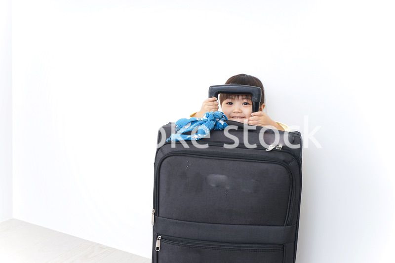 スーツケースを運ぶ子供