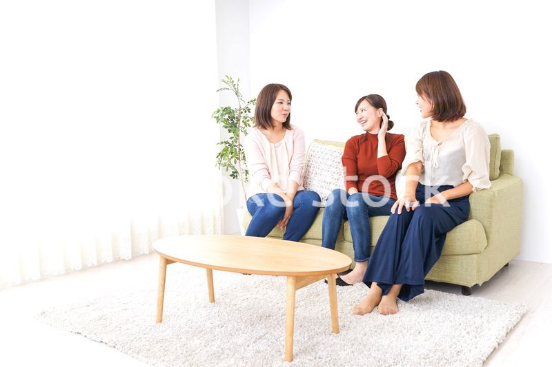 トークをするママ友