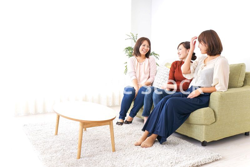 トークをするママ友