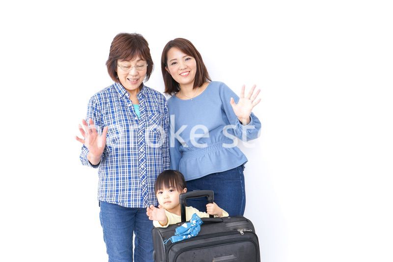 スーツケースを持つ家族