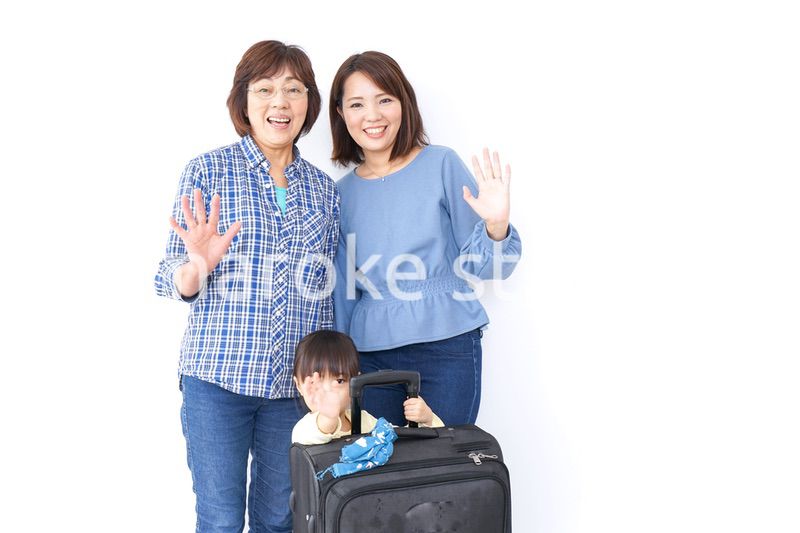 スーツケースを持つ家族