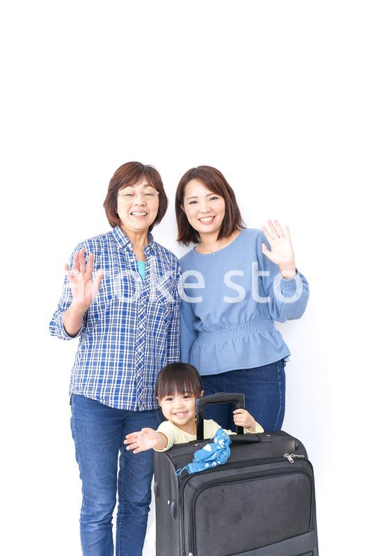 スーツケースを持つ家族